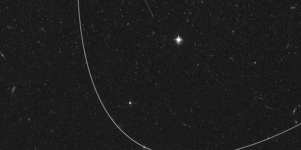 Rastro curvo provavelmente causado pelo movimento relativo do telescópio Hubble e de um satélite (Imagem: Reprodução/NASA / ESA / Kruk et al.)