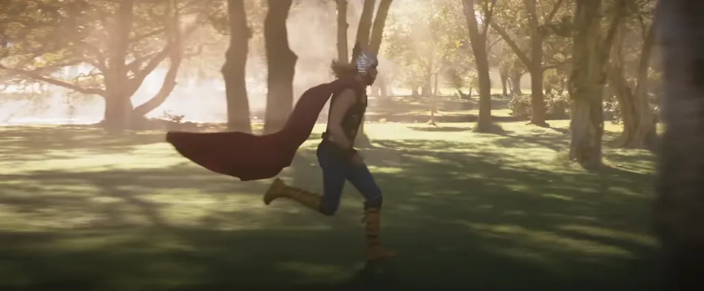 Se você não viu o filme ainda, faça como o Thor e saia correndo daqui (Imagem: Reprodução/Marvel Studios)