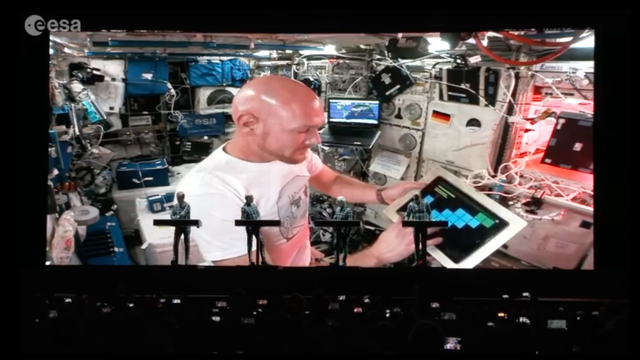 Astronauta da Estação Espacial Internacional participa de show com Kraftwerk
