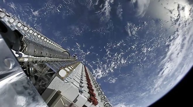 Satélites Starlink, da SpaceX, colocados em órbita (Imagem: Reprodução/SpaceX)