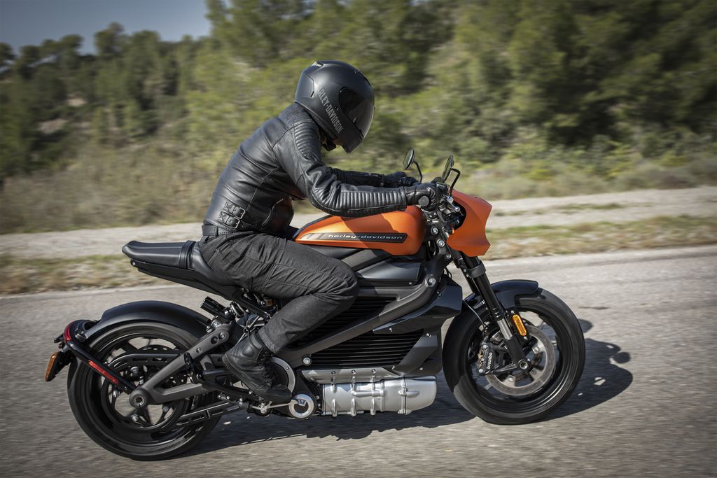 A fabricante promete viagens de até 180 quilômetros com uma única carga na bateria da Livewire (Imagem: Divulgação/Harley-Davidson)