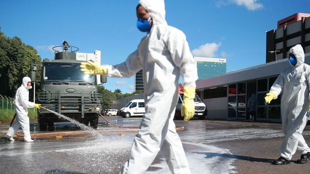 Equipe de limpeza higieniza a cidade de São Paulo em meio à pandemia de COVID-19 (Foto: Fotos Públicas)