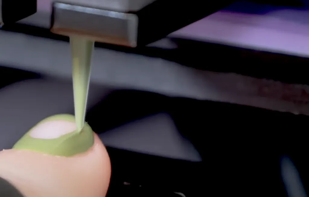 Robô manicure que pinta unhas em 10 minutos vira febre no TikTok