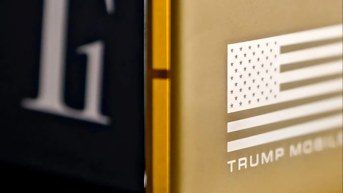 Operadora do Trump muda termos e pode nunca lançar celular do presidente dos EUA