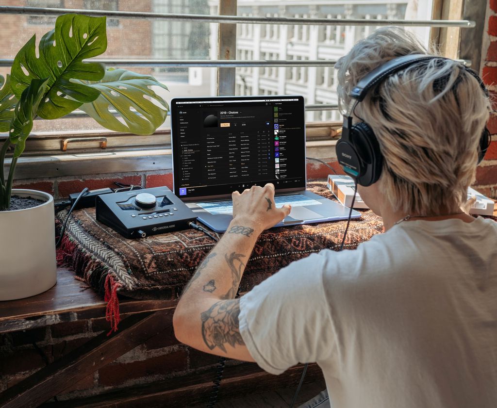 Plataformas de streaming mostram as músicas mais ouvidas do último mês (Imagem: Vollume/Unsplash)