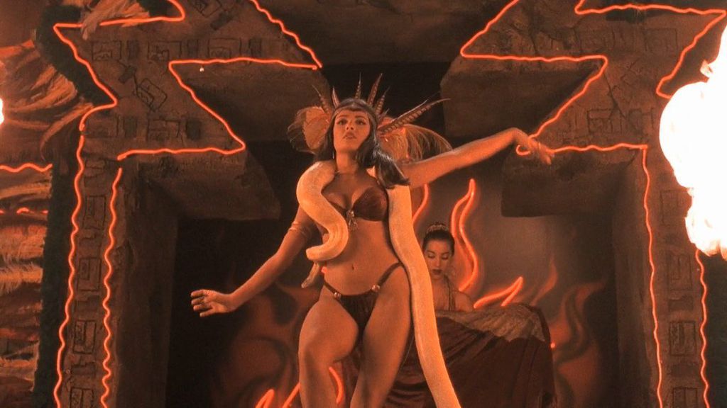 Salma Hayek como Santanico Pandemonium em Um Drink no Inferno, de 1996 (Imagem: Reprodução/Miramax)