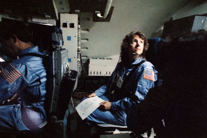 A professora Christa McAuliffe treina em um simulador no Johnson Space Center, em outubro de 1985 (Imagem: Reprodução/NASA)