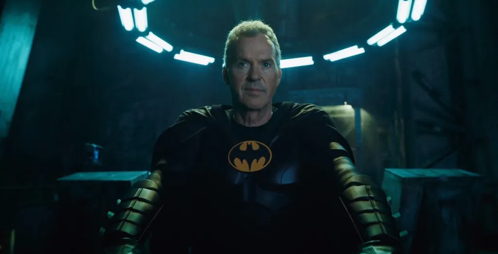 Michael Keaton brilha como Batman, mas sem roubar o filme para si (Imagem: Divulgação/Warner Bros)