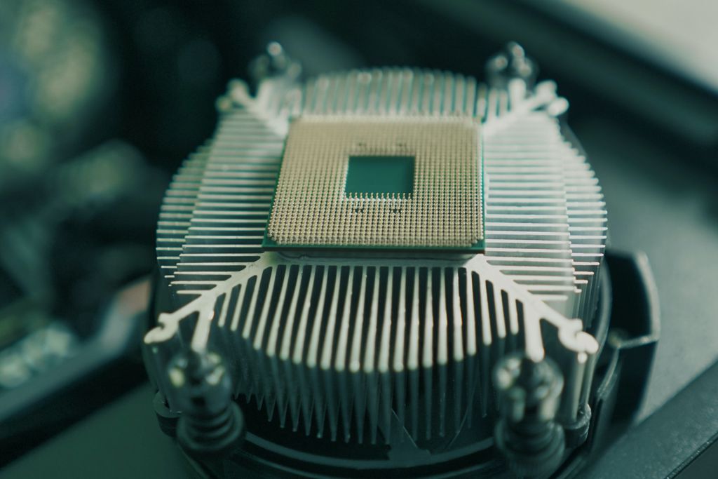 Os processadores precisam de coolers para retirar o calor gerado pelo componente. O contato entre o cooler e a CPU é feito pela pasta térmica, uma solução pastosa que conduz o calor entre as peças (Imagem: Muhammad Faiz Zulkeflee/Unplash)