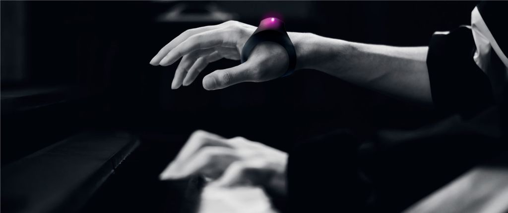 Motion Sonic pode ser usado no pulso ou na mão do músico (Imagem: Reprodução/Sony)