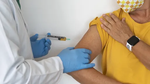 Variante Gama, dominante no Brasil, pode ser contida com vacina e lockdown