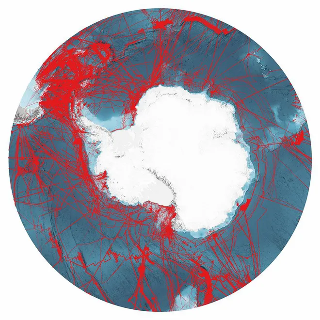Em vermelho estão os rastros dos navios que ajudaram a mapear o fundo oceânico. Medições de satélite ajudarão a complementar o mapa (Imagem: Reprodução/IBCSO)