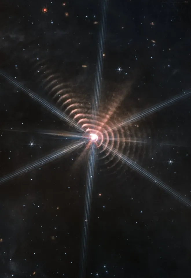 As seis pontas azuis são artefatos da difração óptica da estrela, mas as ondas são reais (Imagem: Reprodução/NASA/ESA/CSA/Ryan Lau/JWST ERS Team/Judy Schmidt)