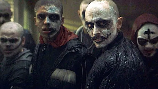 O fato de termos uma gangue de palhaços já implica na existência de um Coringa bem atuante em Gotham no passado (Imagem: Reprodução/Warner Bros)