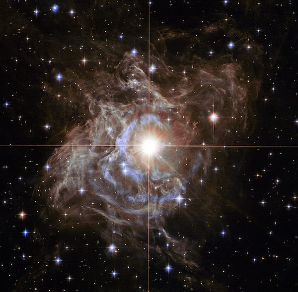 A estrela RS Puppis, uma variável cujo brilho aumenta cinco vezes ao longo de 40 dias (Imagem: Reprodução/NASA/ ESA/ H. Bond)