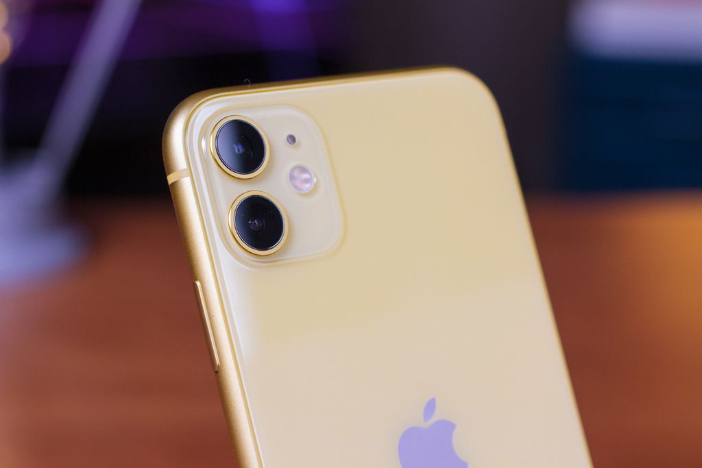 O módulo de câmera com duas lentes do iPhone 11 na cor amarela (Imagem: Ivo/Canaltech)