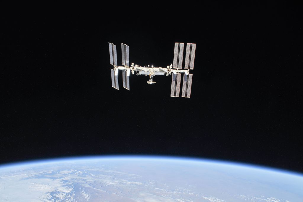 A estimativa é que a ISS continue recebendo voos até 2024 (Imagem: Reprodução/NASA/Roscosmos)
