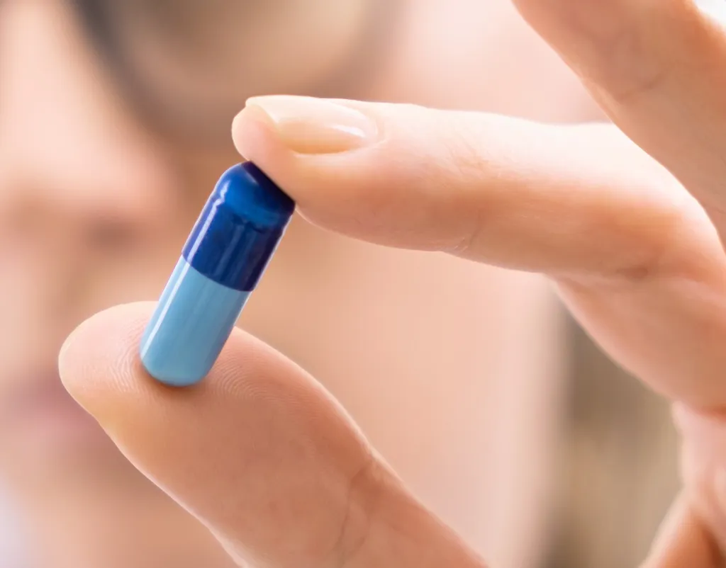 Agência dos EUA aprovam 1ª pílula feita de fezes humanas que pode