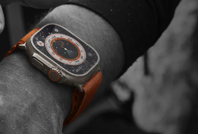 Além de uma nova opção de titânio em tom escuro, o Apple Watch Ultra 2 pode trazer um processador significativamente mais poderoso, baseado no A15 Bionic do iPhone 13 (Imagem: Divulgação/Apple)