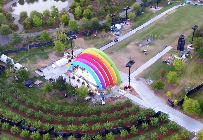 No início de 2019, o Apple Park ganhou as cores do logotipo de arco-íris da Apple (Foto: MacRumors)