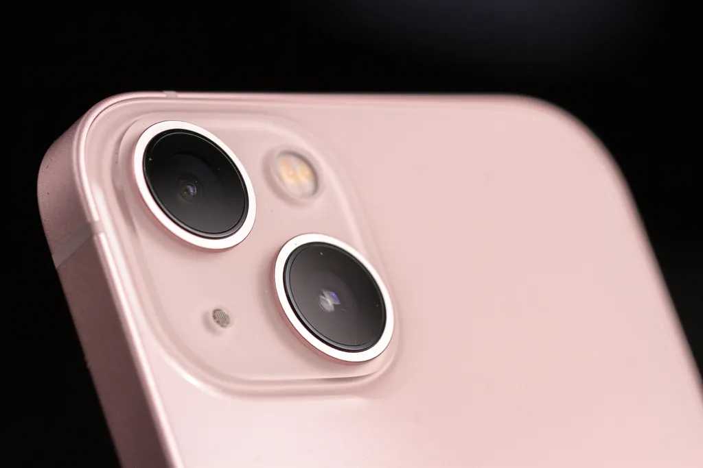 iPhone 13 tem só duas câmeras, mas qualidade é muito superior (Imagem: Ivo Meneghel Jr./Canaltech)