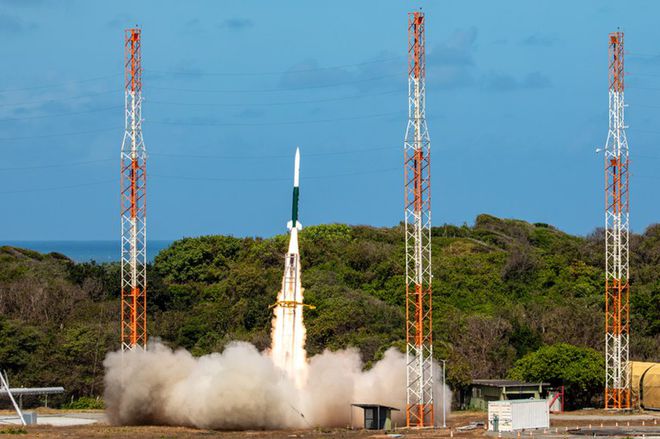 Foguete decolando de base de lançamento