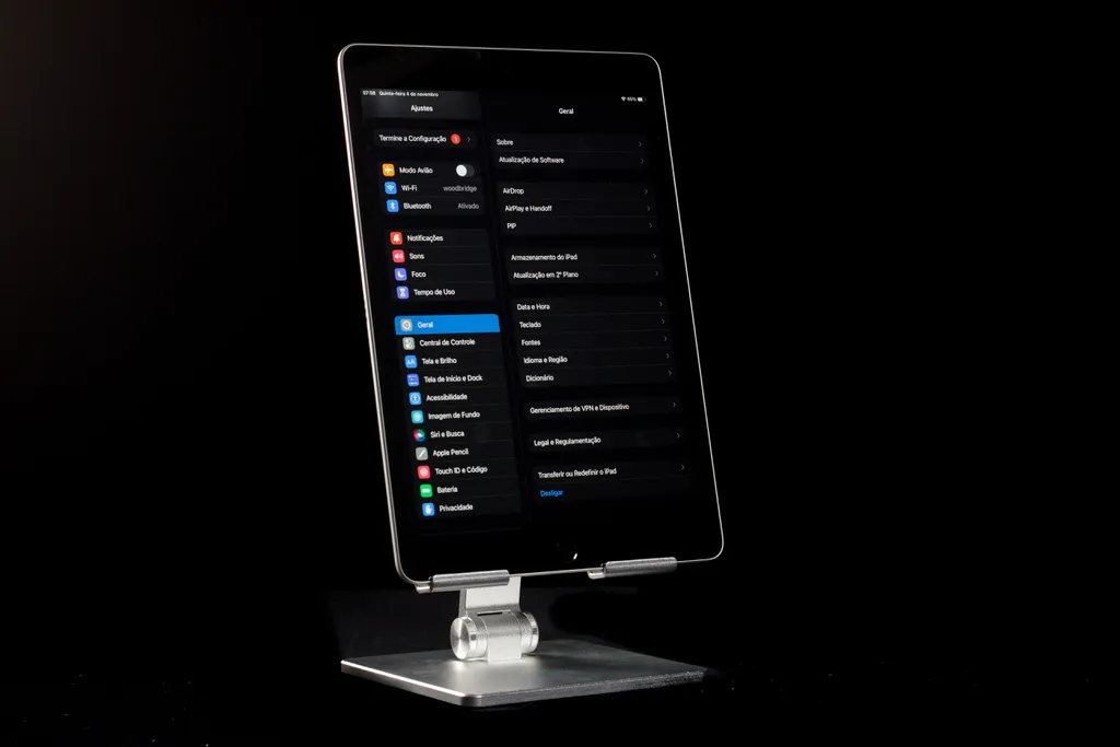Tablet da Apple supera o tempo de uso estimado pela própria fabricante (Imagem: Ivo Meneghel Jr/Canaltech)
