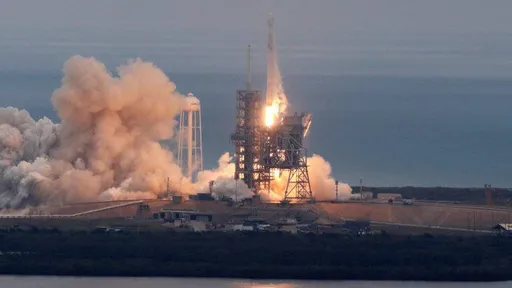 Cápsula Dragon da SpaceX é lançada rumo à ISS com sucesso