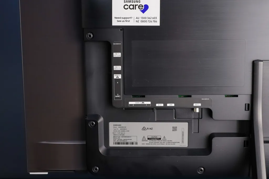 Samsung OLED S90C tem bastante opções de conexões na traseira (Imagem: Ivo Meneghel Jr/Canaltech)