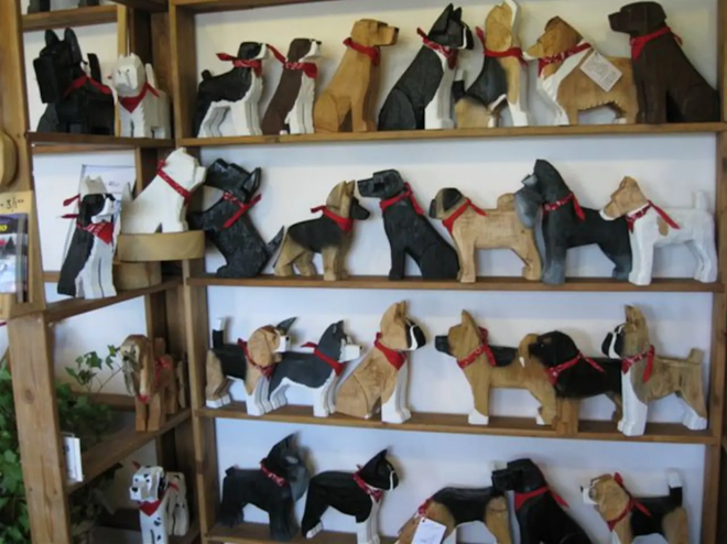 Pequenos cachorros de madeira são as principais lembranças da lojinha da pousada (Foto: Airbnb)