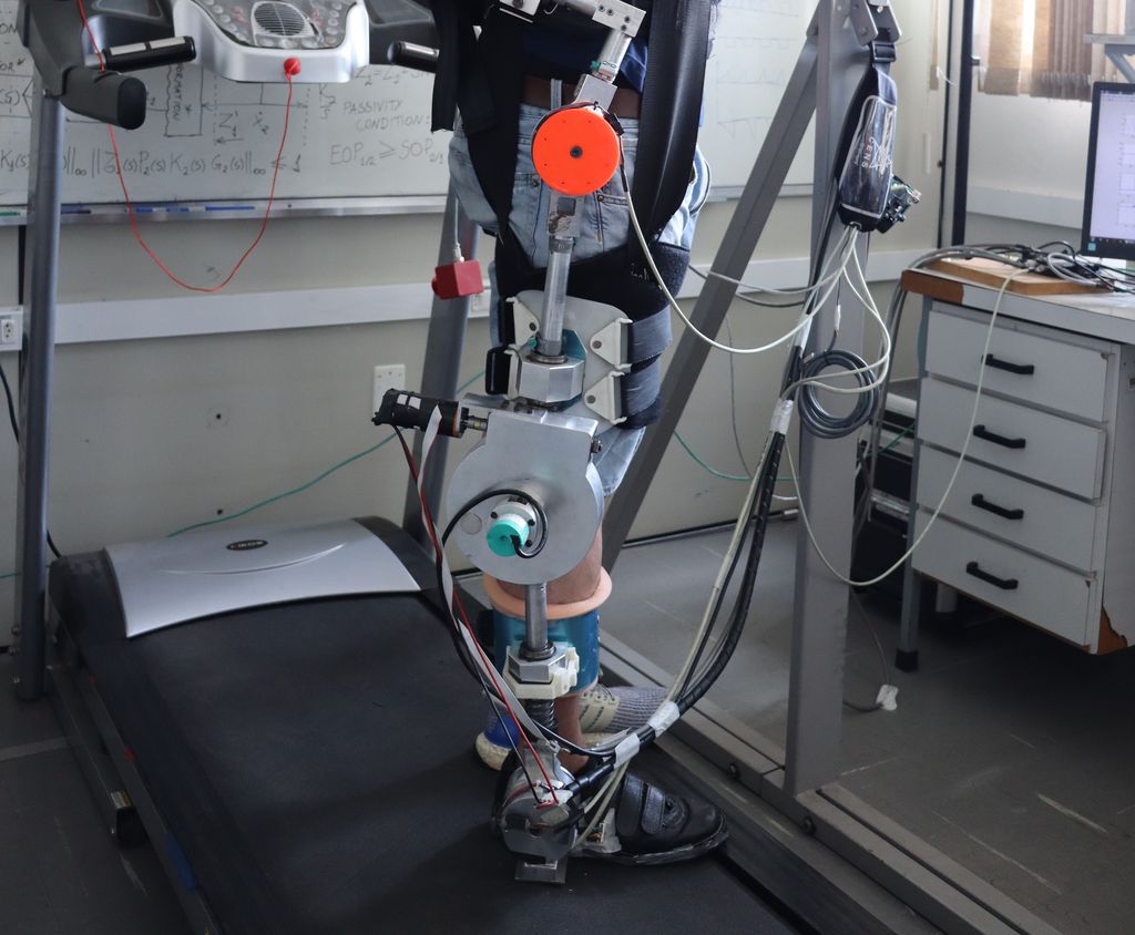 Pesquisadores da USP desenvolvem exoesqueleto para recuperação de pacientes que tiveram um AVC (Imagem: Henrique Fontes/EESC - USP)