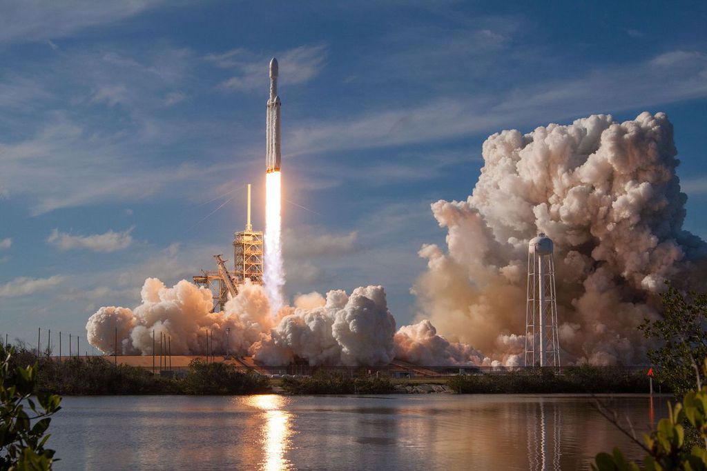 Falcon Heavy, o foguete que levou um Tesla Roadster ao espaço em seu voo inaugural, poderá levar humanos de volta à Lua (Foto: SpaceX)