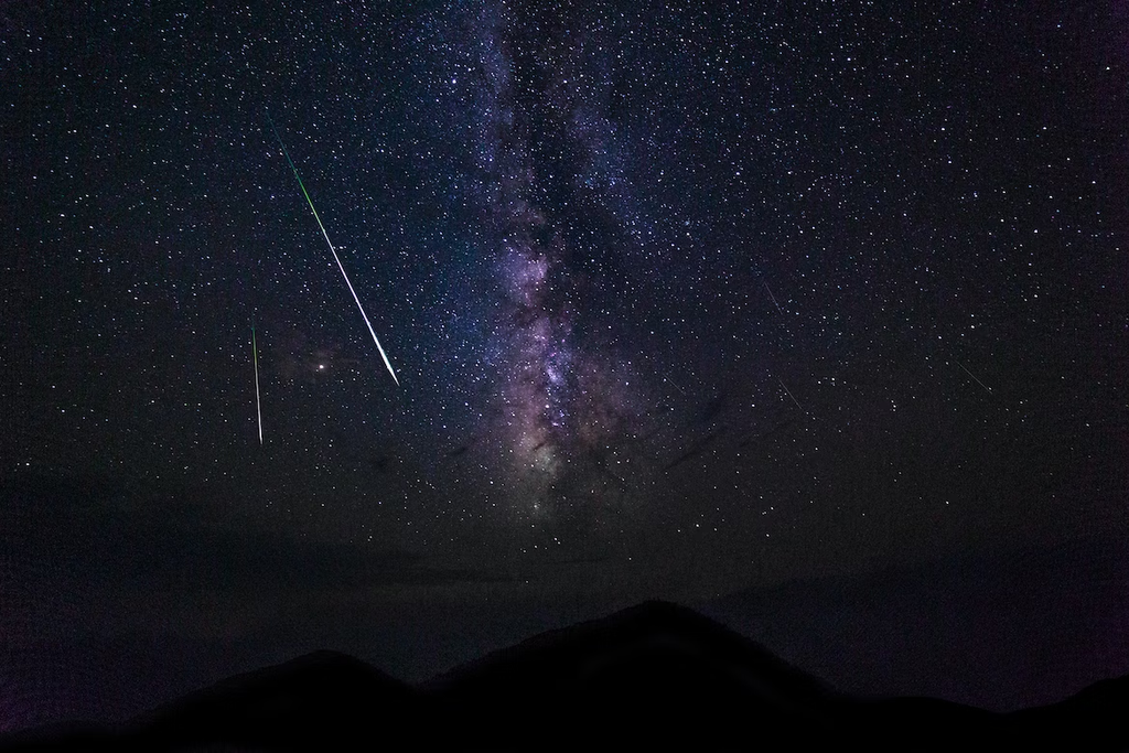 O mês termina com a chuva de meteoros Leônidas (Imagem: Reprodução/Austin Human/Unsplash)