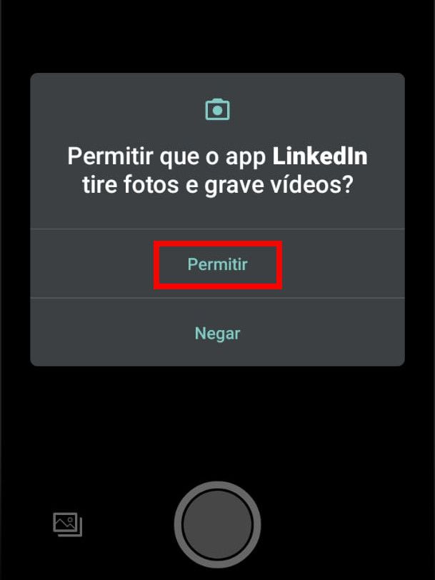 Dê as permissões necessárias para que o celular tire fotos, grave vídeos e áudios (Captura de tela: Matheus Bigogno)