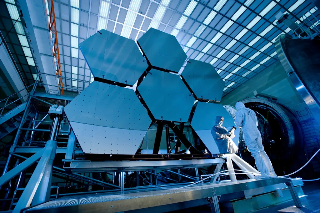 O espelho principal do Telescópio Espacial James Webb é composto por 18 segmentos móveis, que foram meticulosamente testados durante a construção na Terra. Imagem: NASA