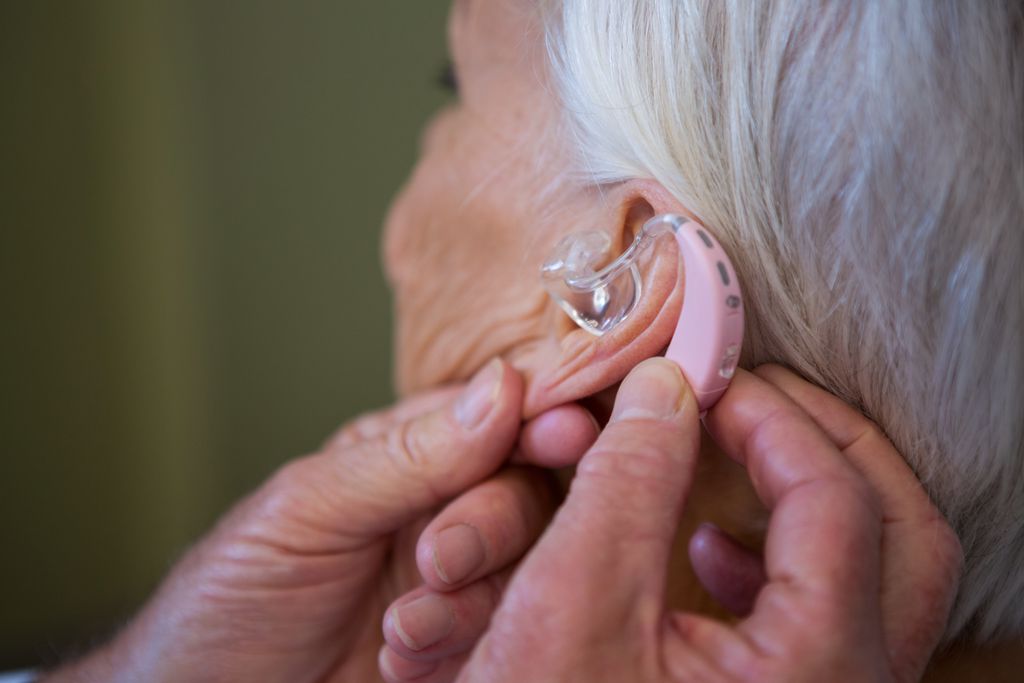 A terapia deverá ser aplicada na cóclea, no mesmo local onde são colocados os implantes cocleares, popularmente conhecidos como aparelhos auditivos (Imagem: Wavebreakmedia/Envato)