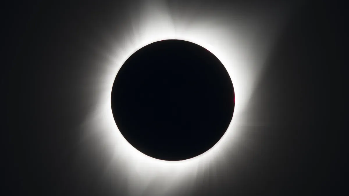 O eclipse solar total é a única maneira de observar a coroa do Sol a partir da Terra (Imagem: Reprodução/NASA/Twitter)