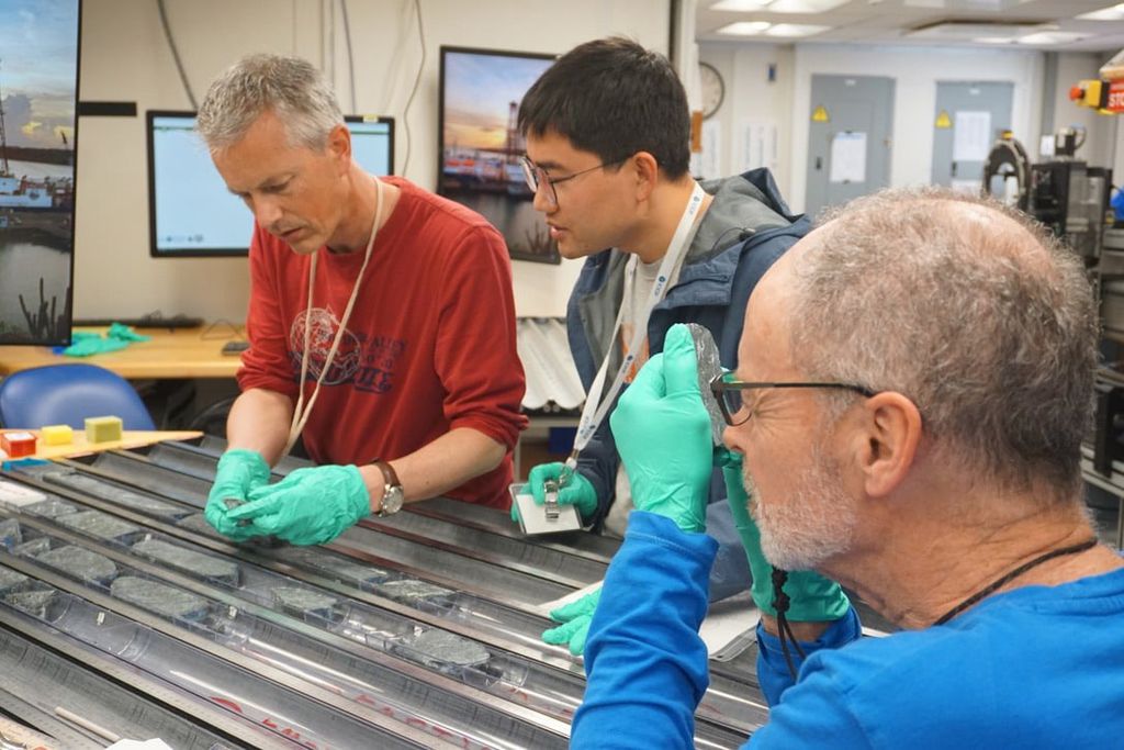 Cientistas estudam os núcleos coletados do manto da Terra (Imagem: Lesley Anderson/Exp. 399 JRSO IODP)