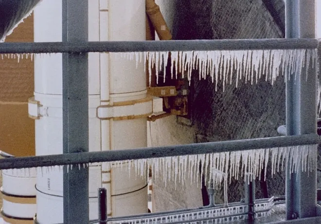 Gelo na plataforma antes da missão STS-51-L, com o ônibus espacial Challenger; os engenheiros avisaram os oficiais sobre os riscos que o frio causaria ao lançamento  (Imagem: Reprodução/NASA)
