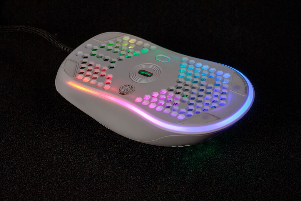 Mouse da Force One tem botão na parte de baixo para controlar efeitos do LED (Imagem: Ivo Meneghel Jr/Canaltech)