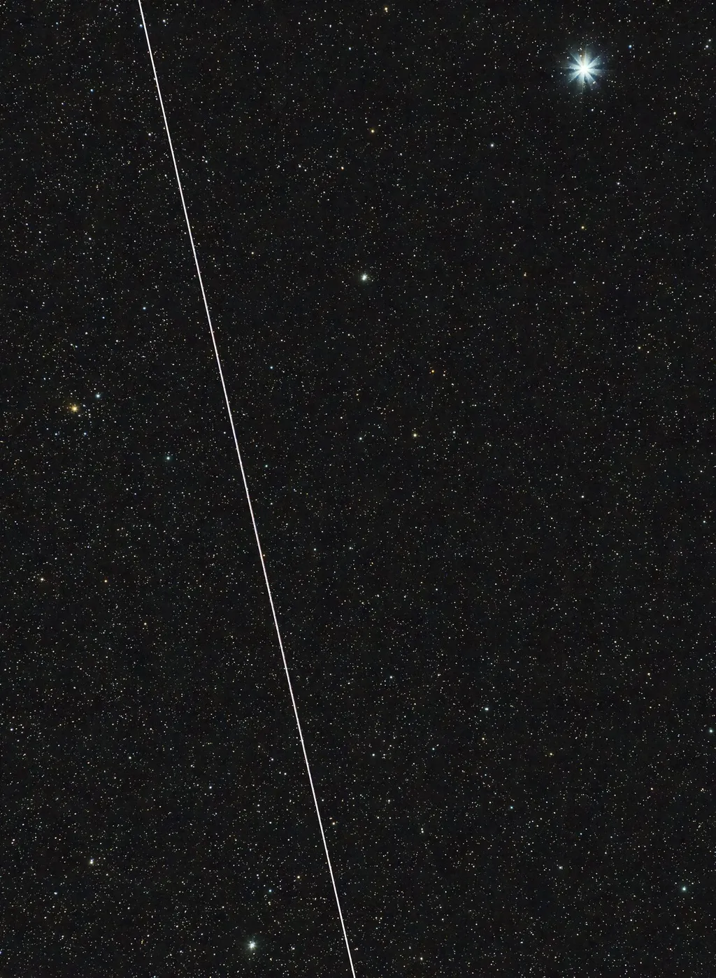 Rastro do satélite BlueWalker 3 junto da estrela Vega, uma das mais brilhantes do céu noturno (Imagem: Reprodução/A. Block/IAU CPS)