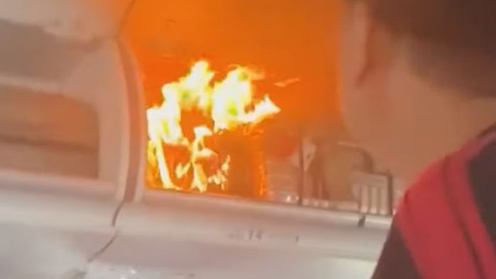 Incêndio em power bank no avião provoca pouso de emergência; saiba os riscos