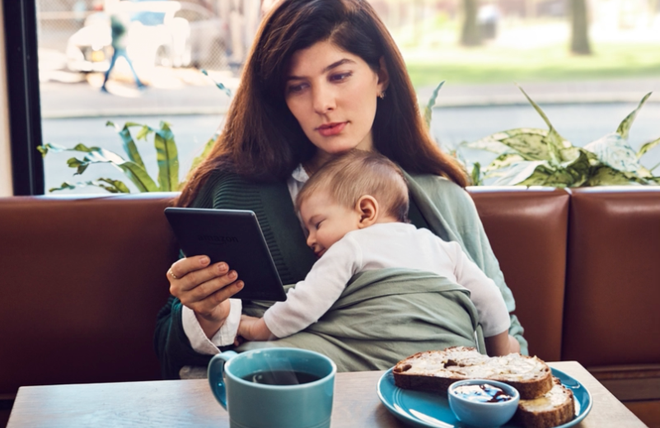 A mamãe, o nenê, o café e o Kindle em perfeita harmonia (Imagem: Reprodução/Amazon)