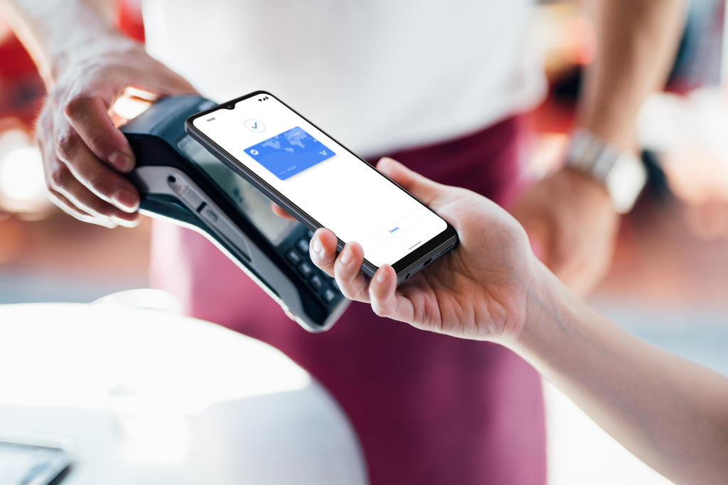 O intermediário da Motorola conta com NFC, para pagamentos via aproximação (Imagem: Divulgação/Motorola)