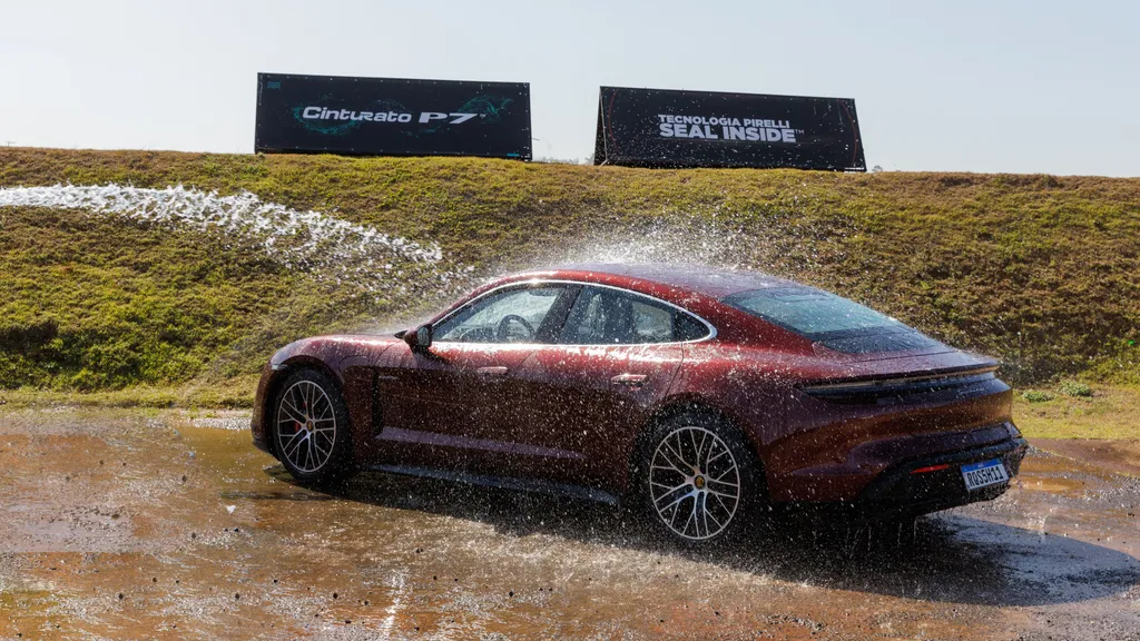 Antes de entrar na pista, o Porsche Taycan 4S tomou um belo banho (Imagem: Ivo Meneguel Jr./Canaltech)