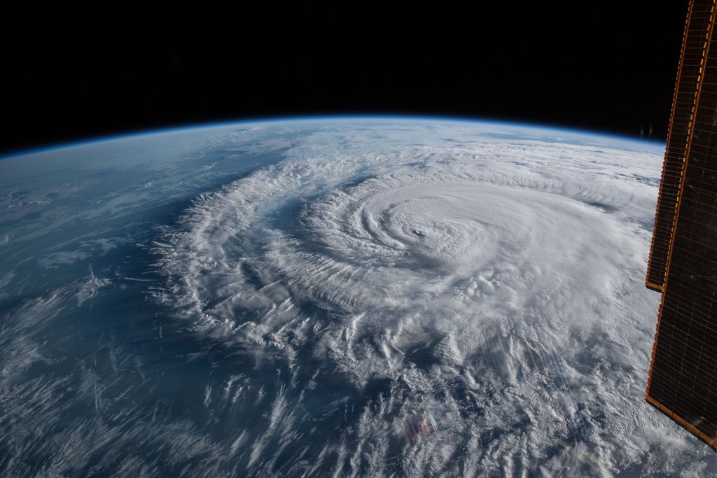 A circulação dos fortes ventos de um furacão logo dão origem a uma de suas principais características, o olho do furacão (Imagem: Reprodução/NASA)