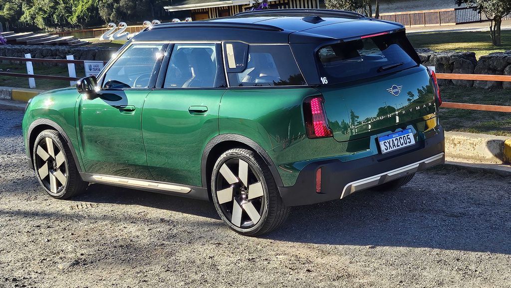 MINI Countryman SE ALL4 agora tem dois motores elétricos e 306 cv de potência em ambas as versões (Imagem: Paulo Amaral/Canaltech)