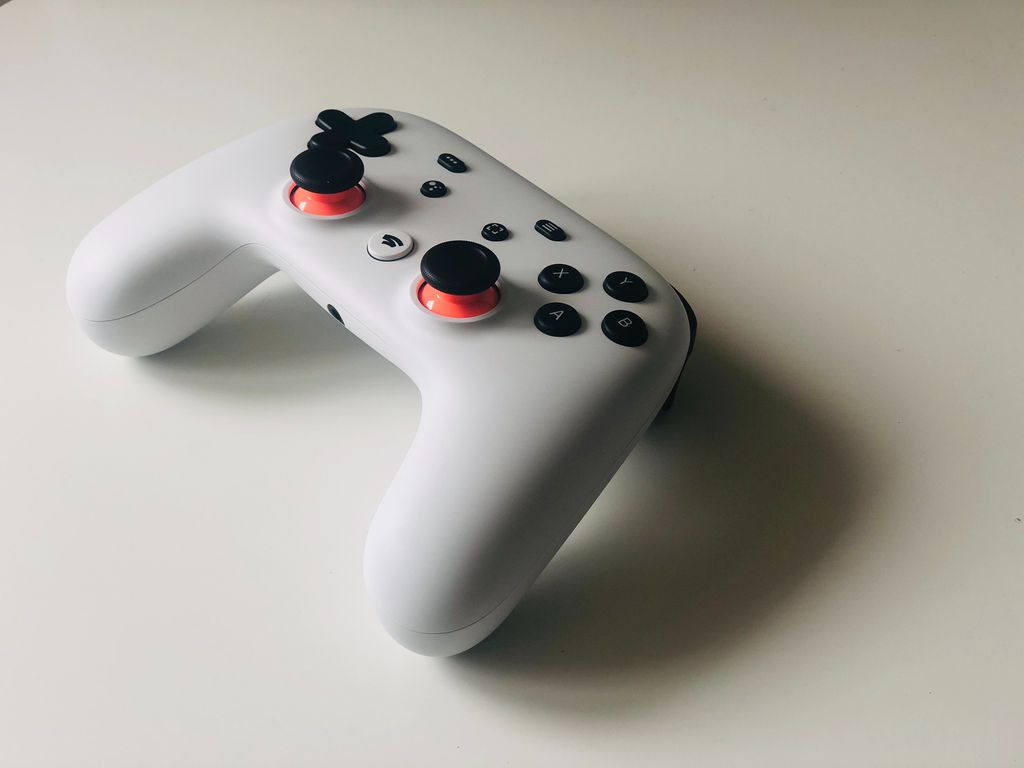 Fechamento De Uma Controladora De Jogos Do Google Stadia Sendo Jogada Na  Lata De Lixo Imagem Editorial - Imagem de jogador, nuvem: 164690200