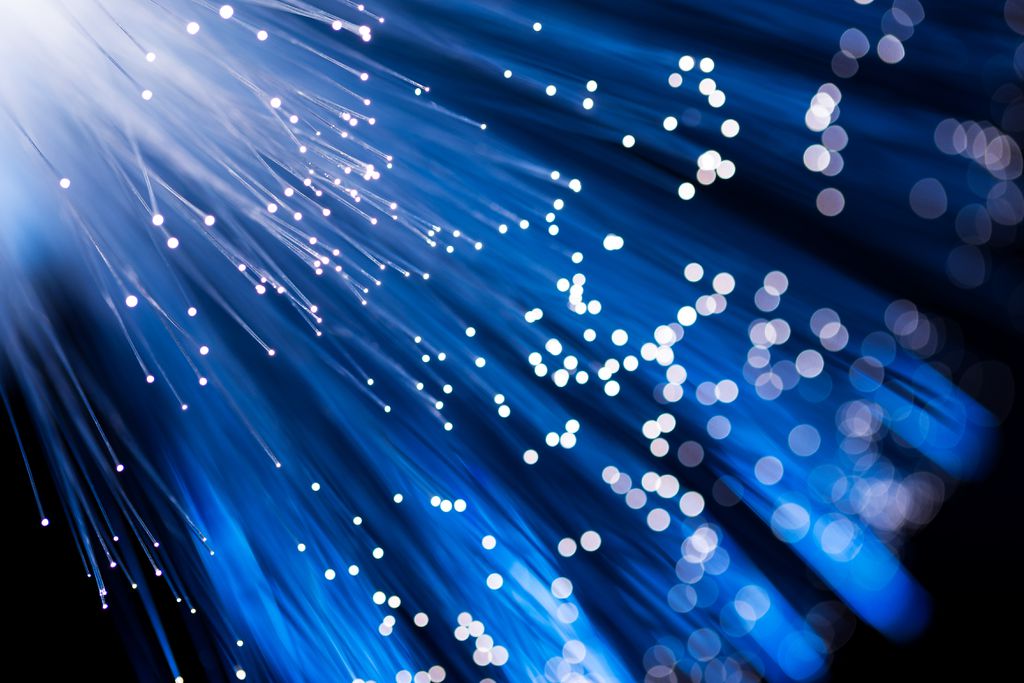 A fibra óptica deve continuar como caminho para a estrutura de comunicação intercontinental do mundo (Imagem: Leungchopan/Envato Elements)