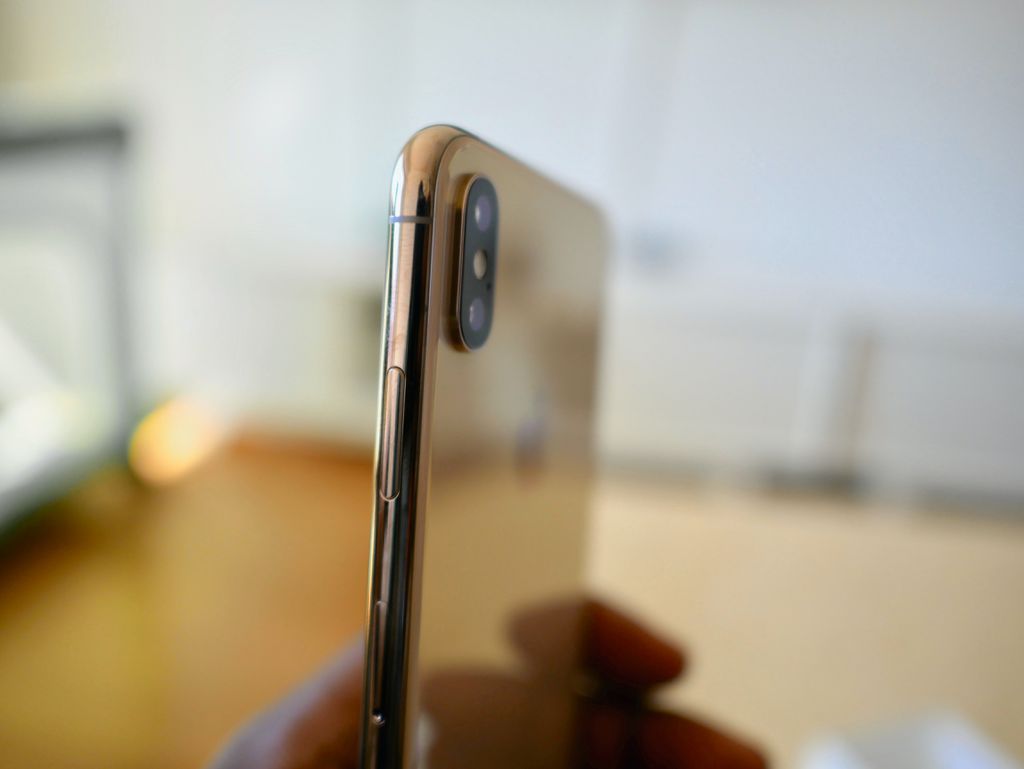 iPhone XS já tem câmera dupla, e sem o módulo que ficou conhecido como 'cooktop' (Imagem: Reprodução/Kay/Unsplash)